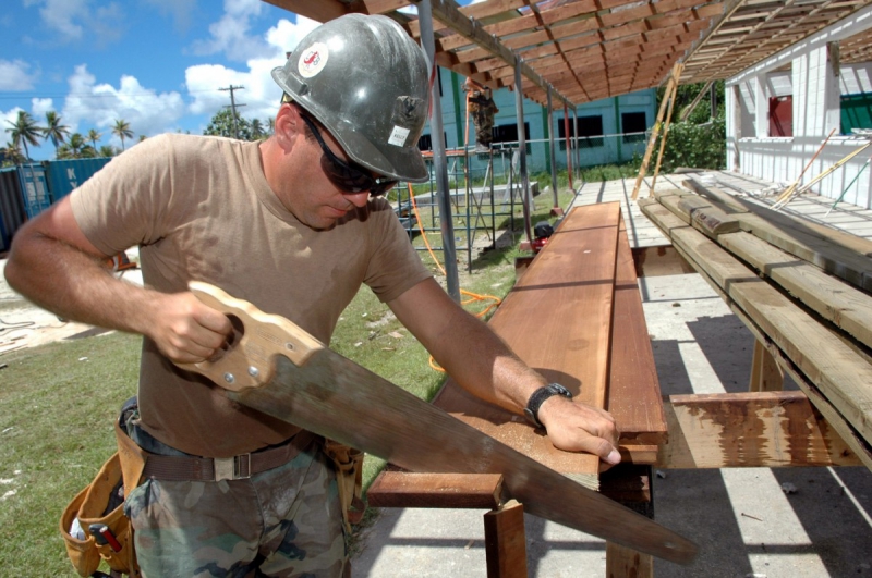 ebeniste-SPERACEDES-min_worker_construction_building_carpenter_male_job_build_helmet-893290